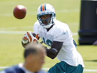 Former NFL star Roberto Wallac...