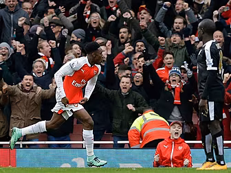 Arsenal fan suffers a hernia w...