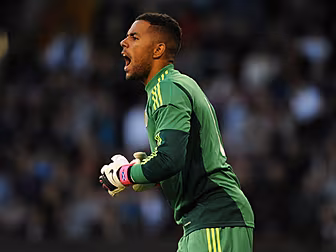 Millwall keeper pulls off incr...