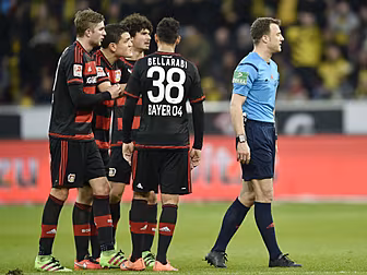 Stunning scenes as referee pos...