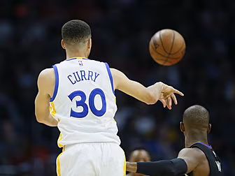 Steph Curry equals the NBA rec...