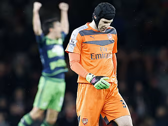 Petr Cech injures himself runn...