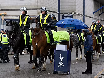 Violent scenes as fans and pol...