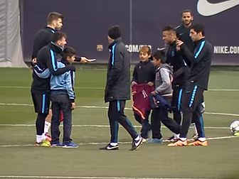 WATCH: Barcelona players let t...