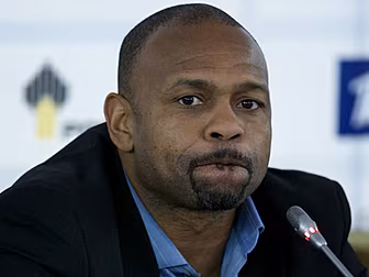Roy Jones Jr steps back into t...
