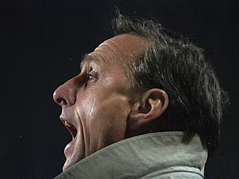 Ajax fans honour Cruyff's...