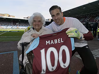 100-year-old West Ham fan gets...