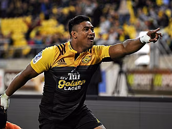 Julian Savea makes bruising re...