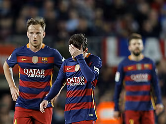 Barcelona slump to a third con...