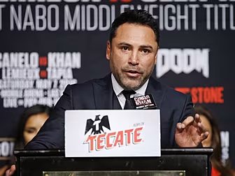 WATCH: Oscar de la Hoya congra...