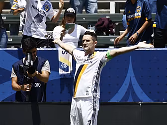 WATCH: Robbie Keane signals re...