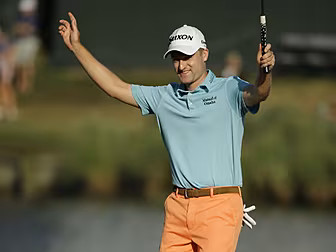 WATCH: Russel Knox falls victi...
