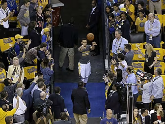 WATCH: Steph Curry is effortle...
