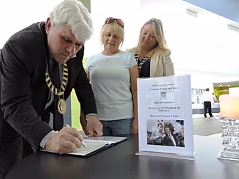Relatives of Muhammad Ali sign...