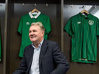 Ray Houghton feels the pressur...