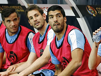 WATCH: Luis Suarez has a tantr...