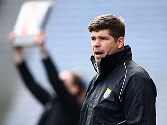 Eamonn Fitzmaurice hands Champ...