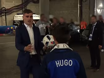 Antoine Griezmann gifts Irelan...