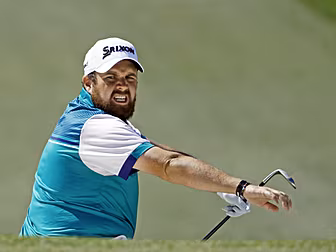 Shane Lowry struggles in the o...