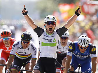 Mark Cavendish takes the yello...