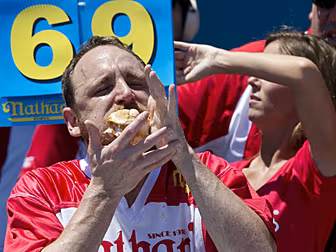 WATCH: Joey Chestnut breaks re...
