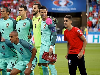 WATCH: Ronaldo cracks up as ba...