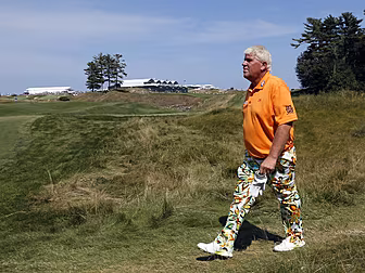 WATCH: John Daly putts one-han...