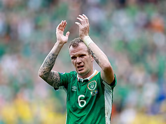 Glenn Whelan signs a new one-y...