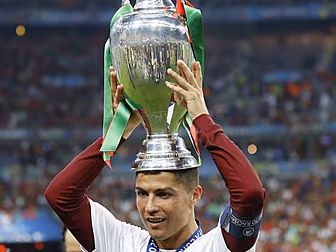 Cristiano Ronaldo follows up E...