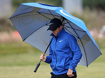 Rory McIlroy battles difficult...