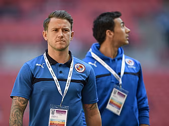 Simon Cox agrees deal with Lea...