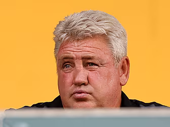 Steve Bruce in talks with Asto...