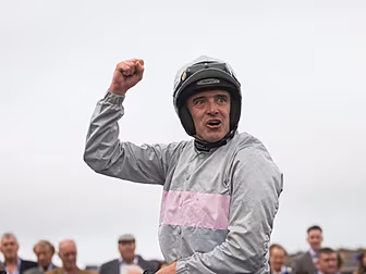 Clondaw Warrior wins the Galwa...