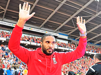 Everton seal Ashley Williams s...
