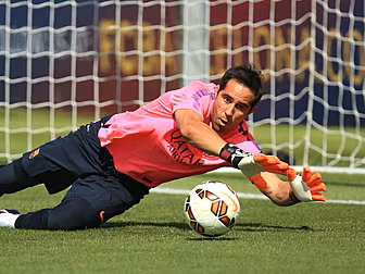 Claudio Bravo joins Man City a...