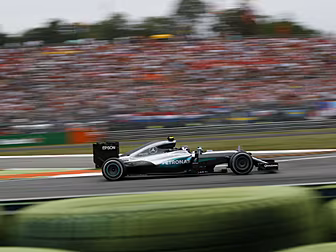 Nico Rosberg capitalises on dr...