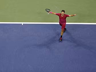 Stan Wawrinka shocks Novak Djo...