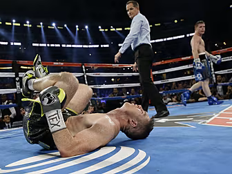 Canelo Alvarez beats Liam Smit...