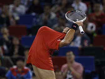 Novak Djokovic breaks racket a...