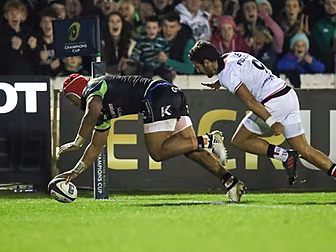 Stunning Bundee Aki performanc...