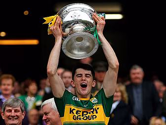 Kerry starlet signs rookie con...