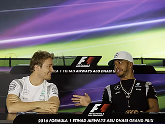 Lewis Hamilton reacts to sudde...