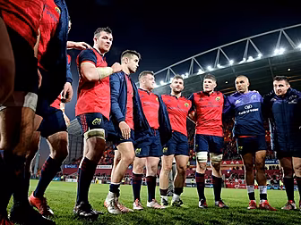 Munster thrash Leicester to cl...