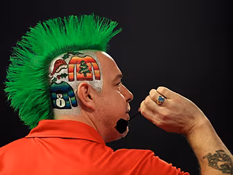 Peter Wright comfortably advan...