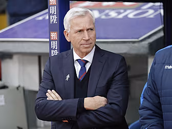 Crystal Palace sack Alan Parde...
