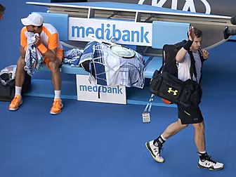 Andy Murray crashes out of Aus...