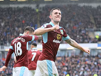 Robbie Brady free kick stops C...