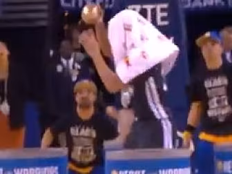 WATCH: Steph Curry wins a fan...