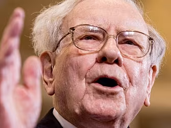 Warren Buffett offers his empl...