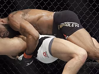 Tyron Woodley retains UFC Welt...